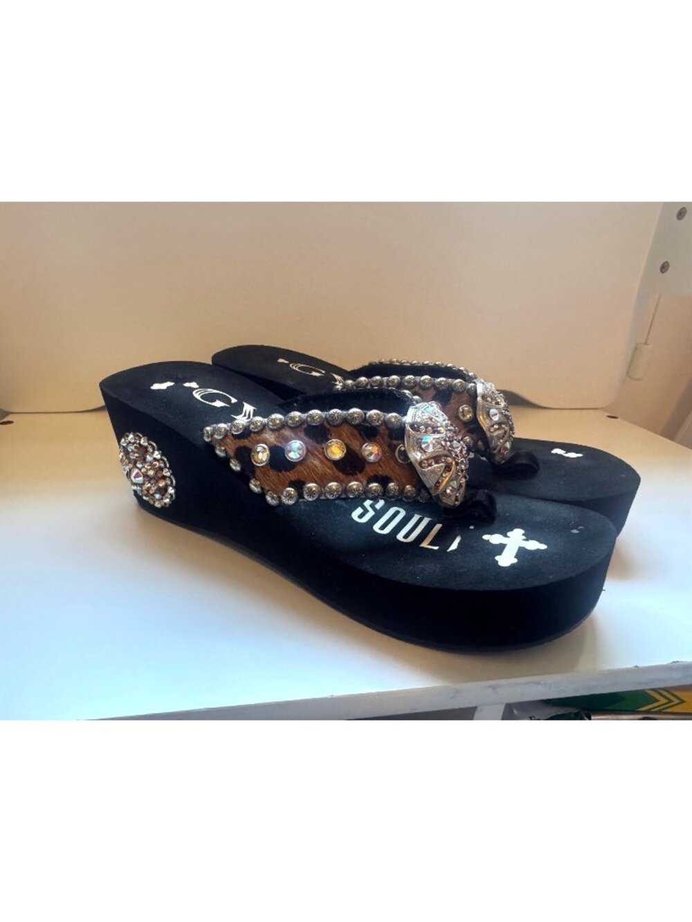 Gypsy soule brown leather rhinestone cowhide sandal flip flop wedge sz 8